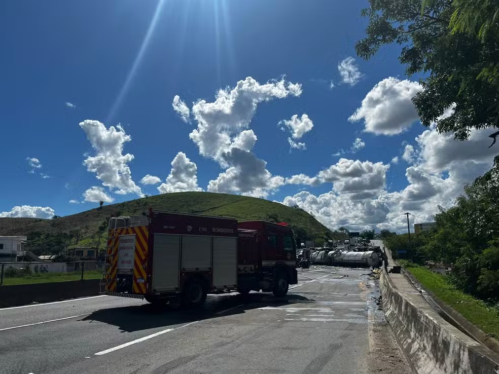 Tombamento de carreta bloqueia pista sentido São Paulo da Dutra em Guaratinguetá