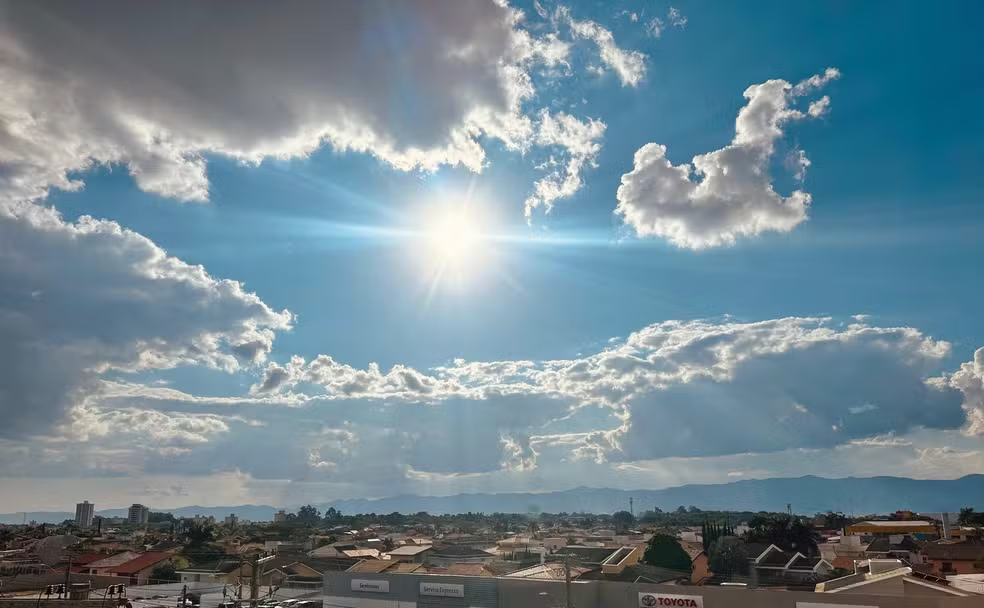 Semana de Sol e Calor Intenso no Vale: Termômetros Podem Chegar a 35°C